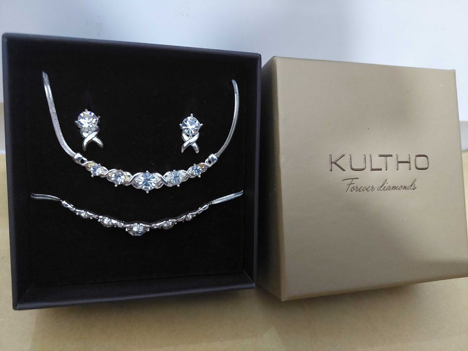 Set colier, bratara si cercei cu strasuri in cutie cadou Teilor