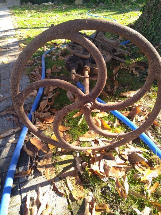 Продавам антикварна Френска ръчна настолна бормашина с менгеме