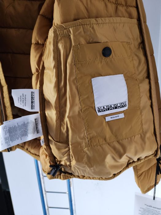 Geaca Napapijri, noua cu eticheta