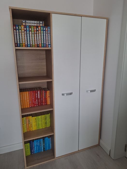 Dulap haine cu mini biblioteca