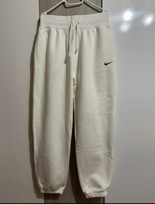 Долнище на Nike.
