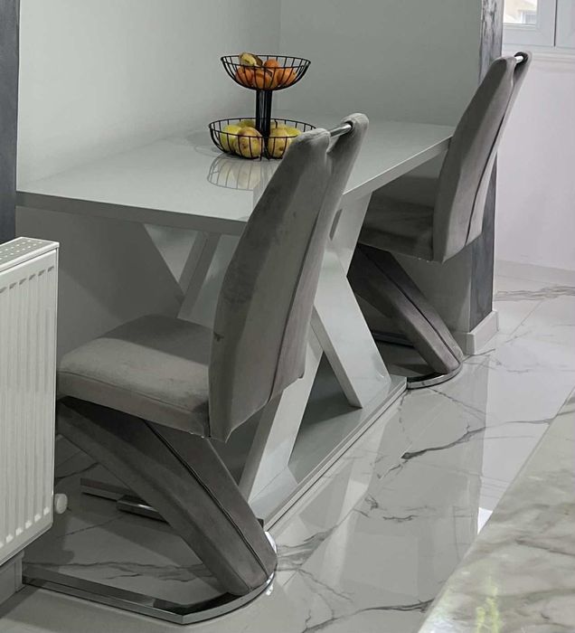 Vând masă+2 scaune masă nouă lucioasă pe comandă, scaune de catifea