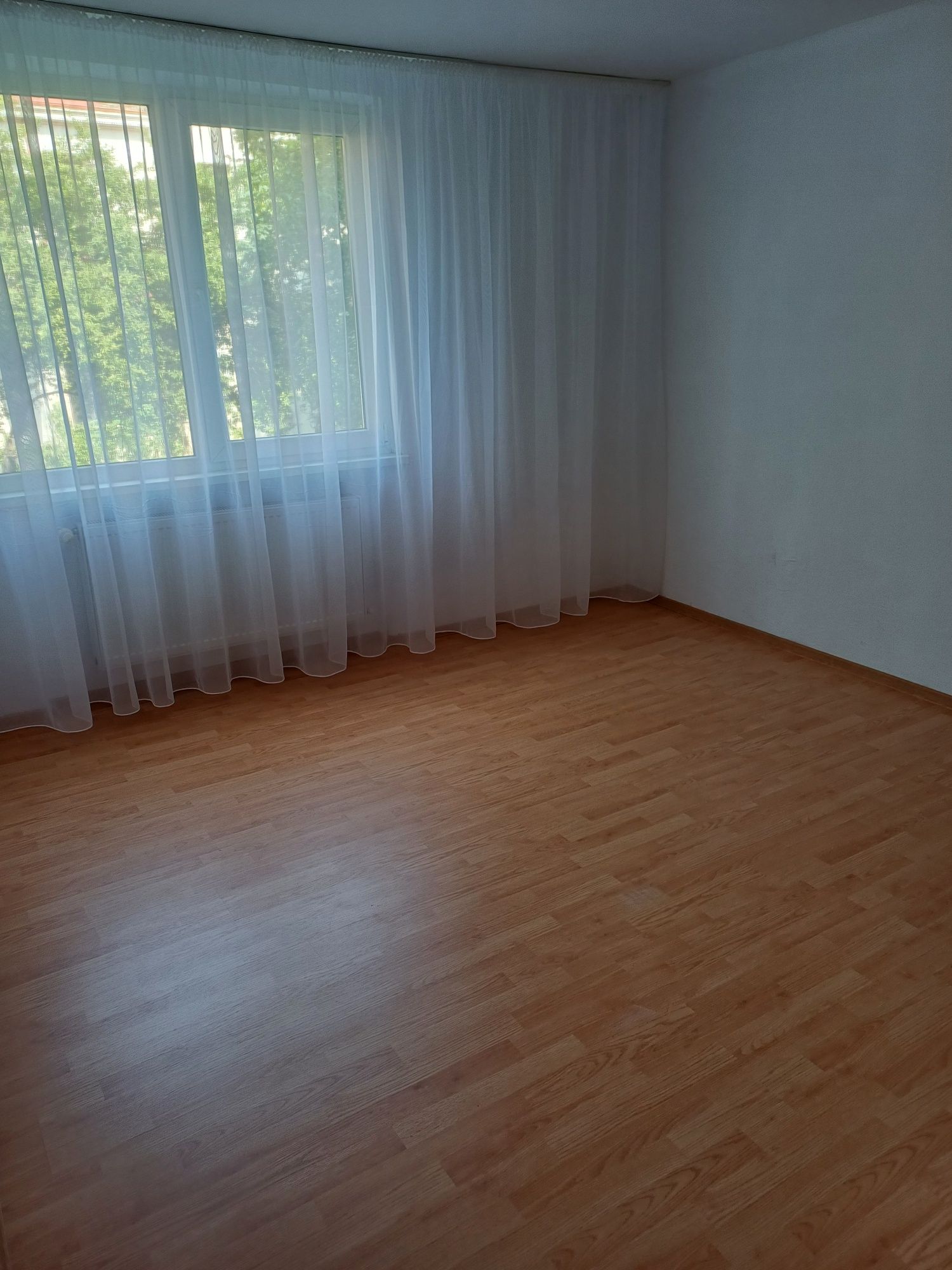 Închiriez apartament decomandat