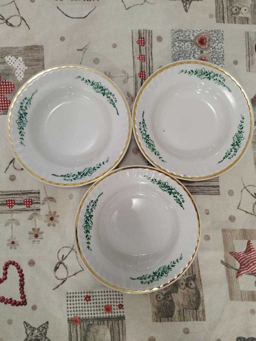 Три бели порцеланови сервиза за хранене