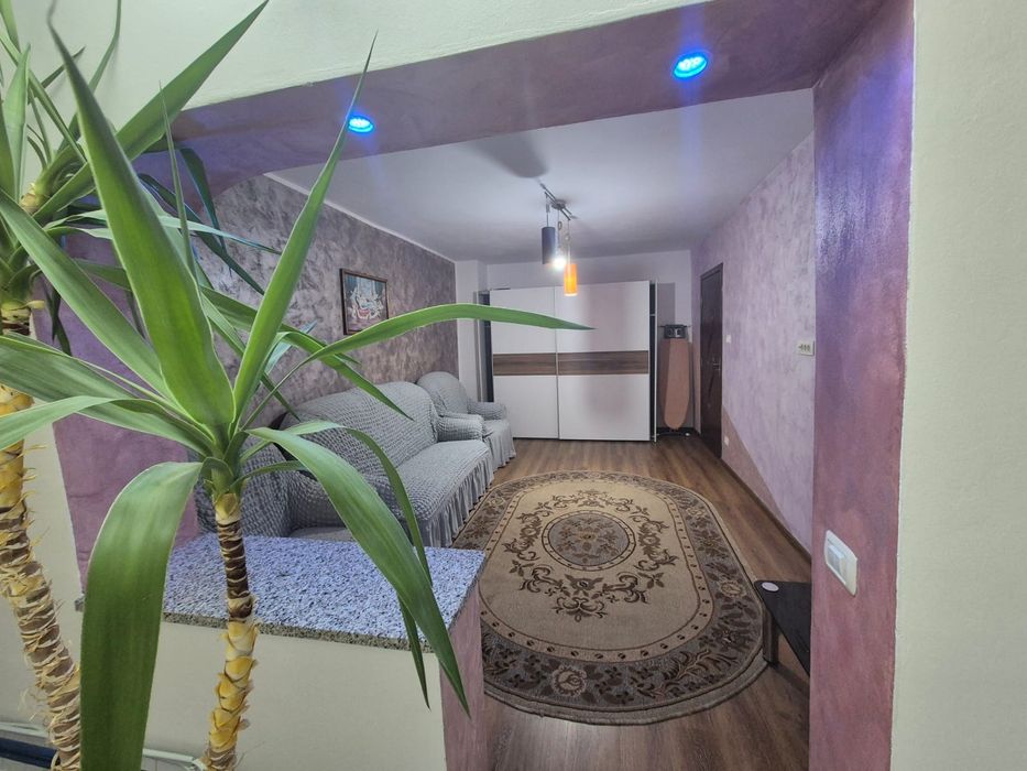 Închiriez apartament cu 2 camere