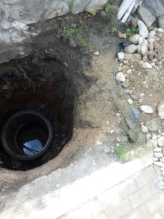 Fac fântâni,curat fantani, adâncesc fantani