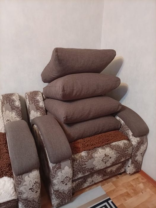 Продам диван в хорошем состоянии. Хорошего качества. Весь целый.