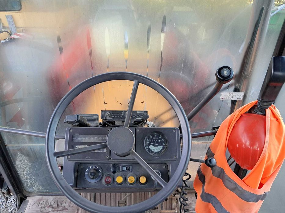 Tractor cu încărcător