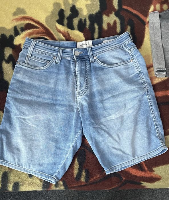 blugi scurti in stare buna