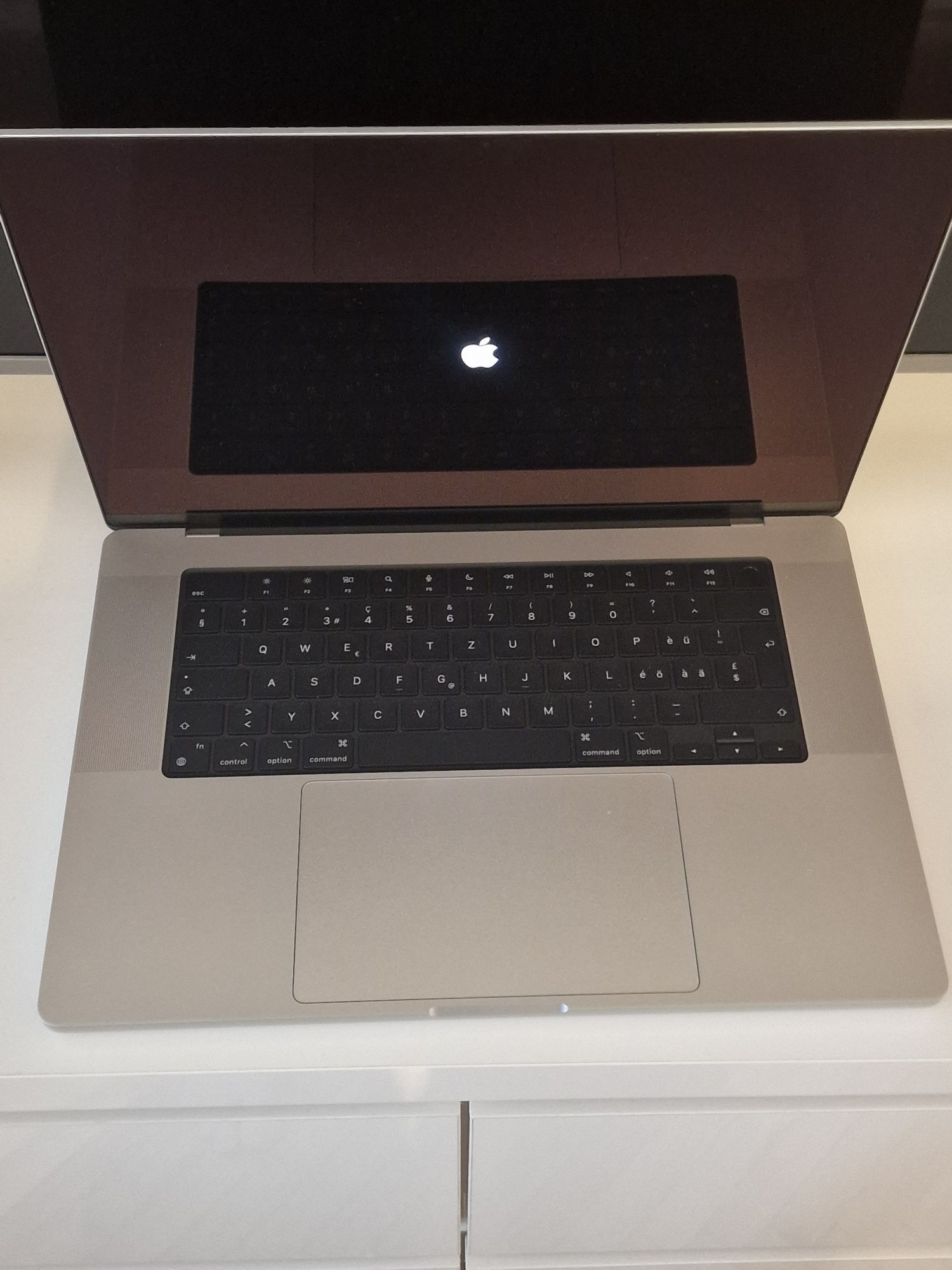 Laptop Apple MacBook Pro 16" M3 Pro, 18GB, 512GB SSD, Argintiu Nou
