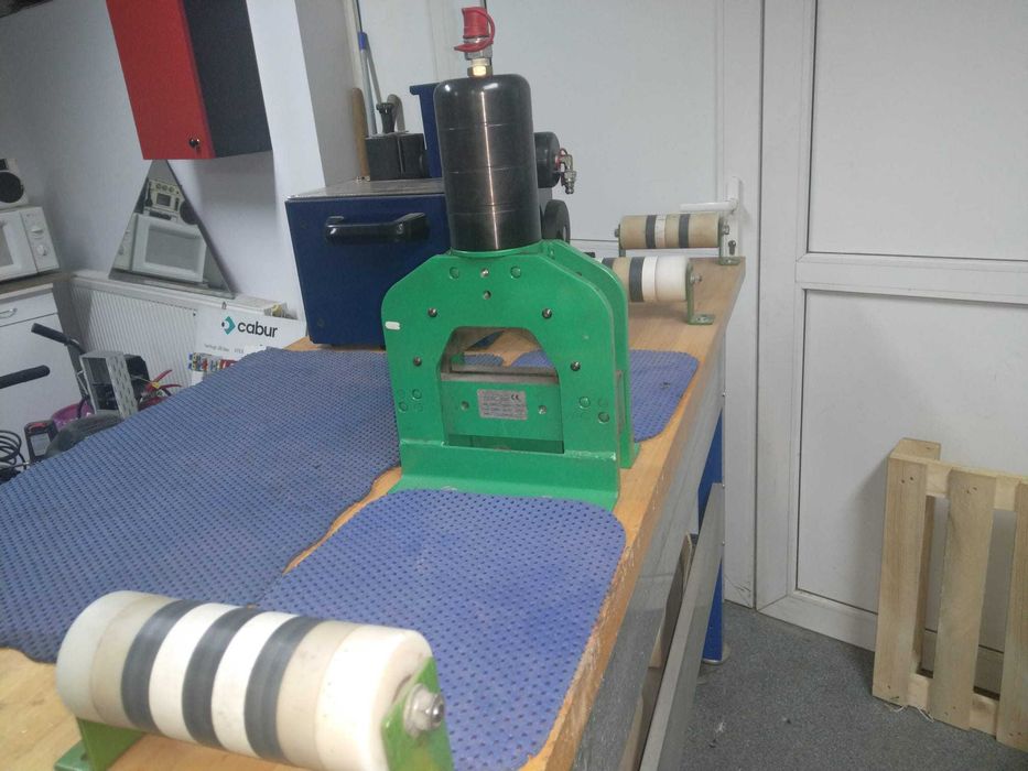 Banc echipat pentru tăiere, găurire și îndoire a barelor de Cu sau Al