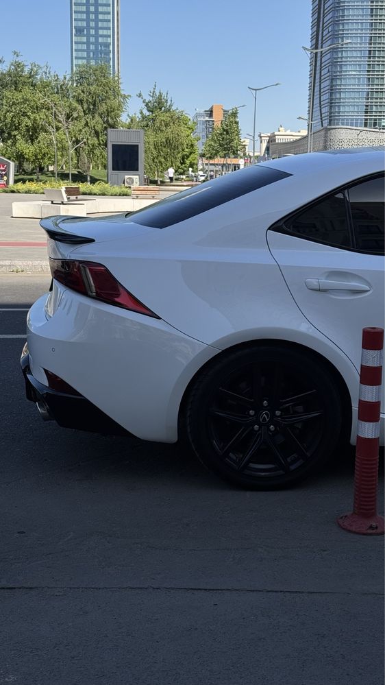 Lexus is f 200 t  2 turbina