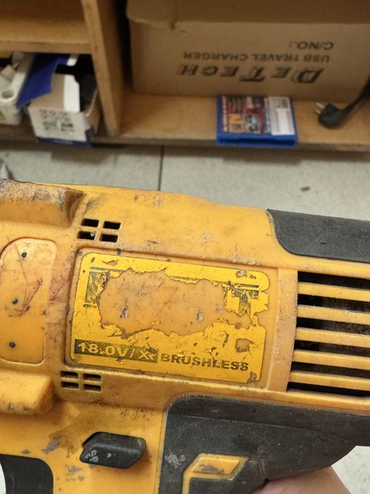 Гайковерт Dewalt 18v , 2 батерии по 5 ампера и зарядно