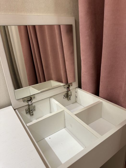 Тумба с зеркалом для спальни