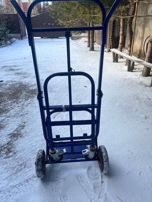 Тележка синего цвета