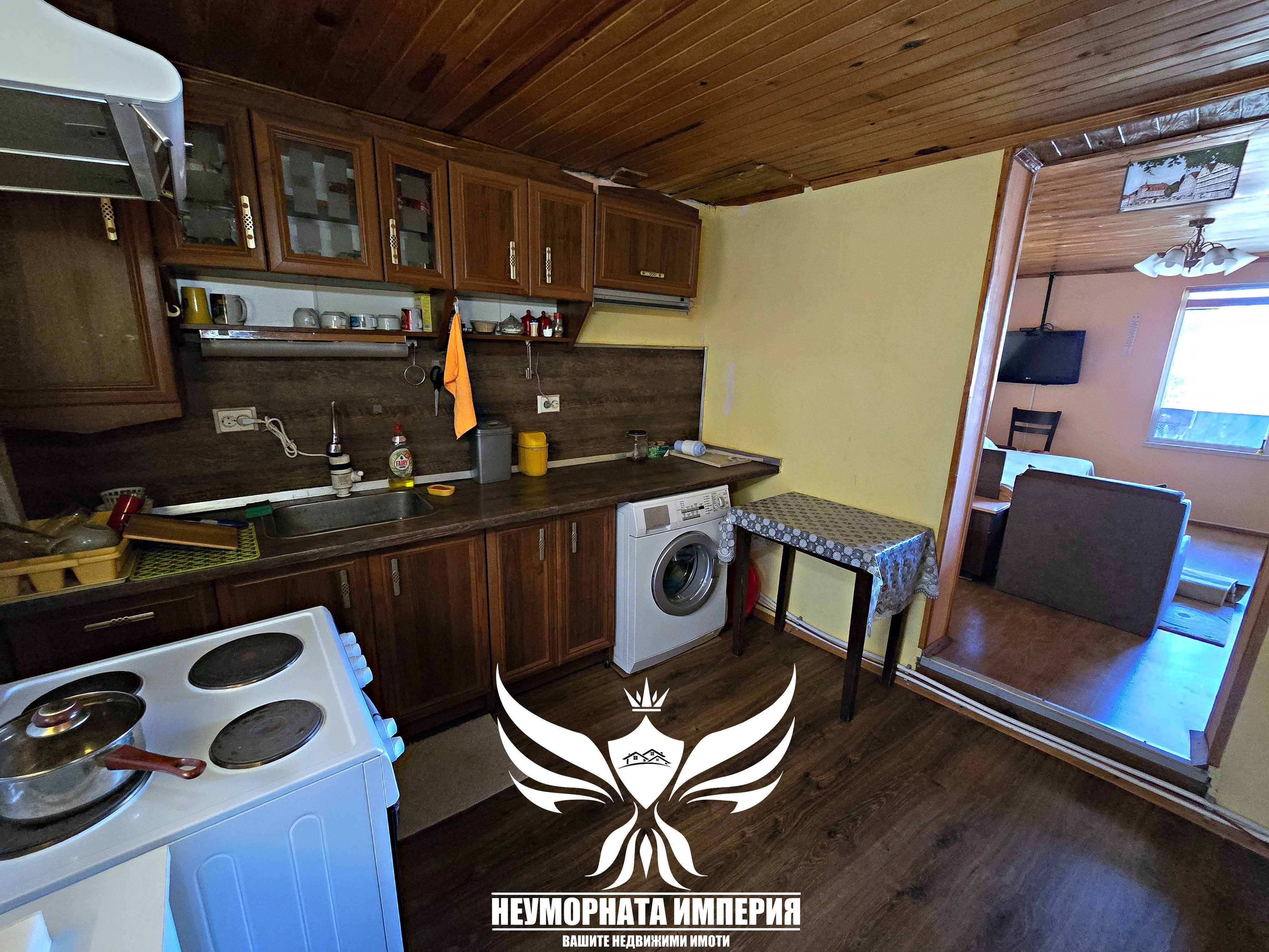 Продавам малка къща с 122РЗП и 800кв. двор в гр.Куклен