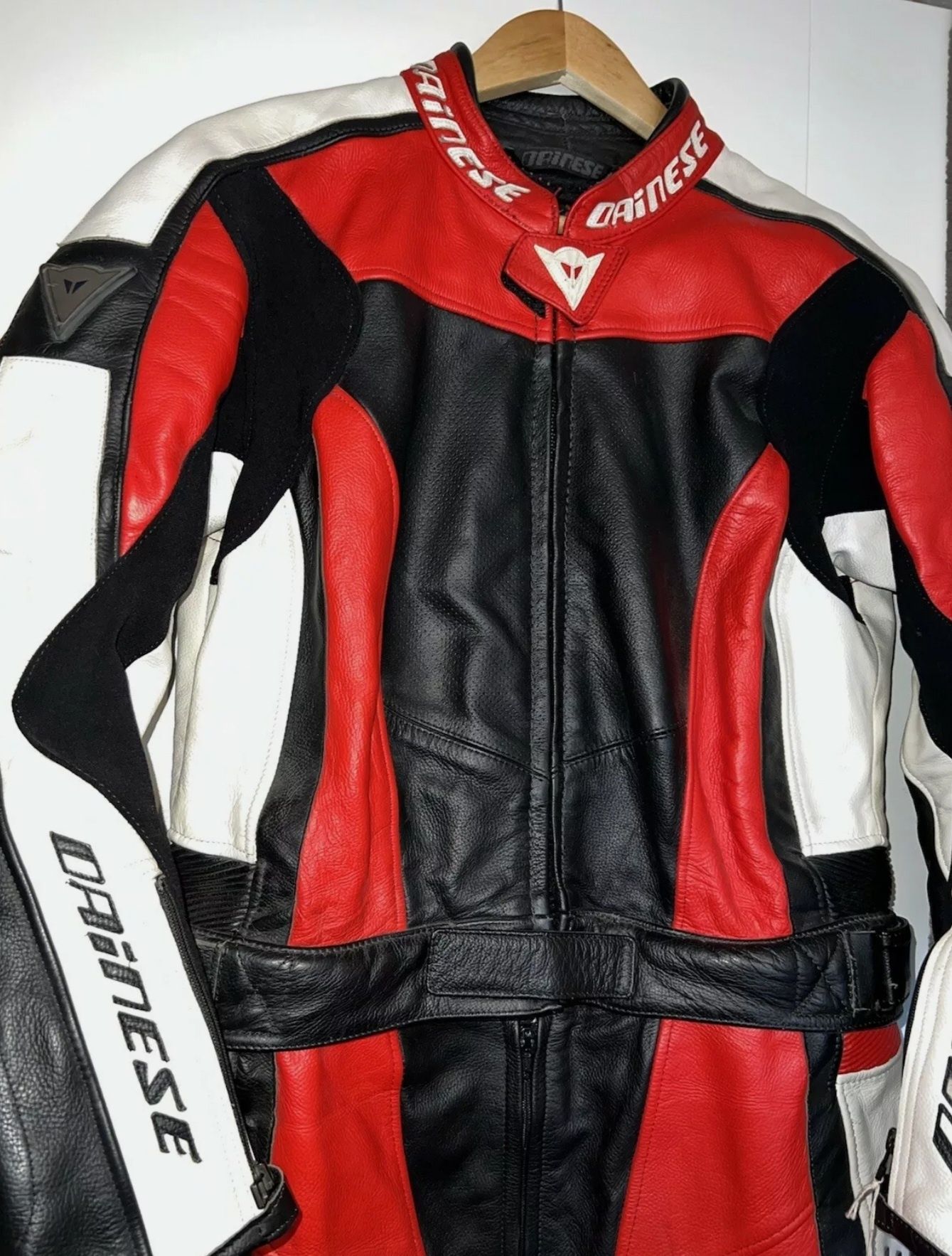 Costum moto NOU, piele, 2 piese Dainese T.FLANKER DIV NERO ROSSO