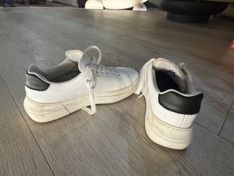 Sneakers Boss maimes 37 copii