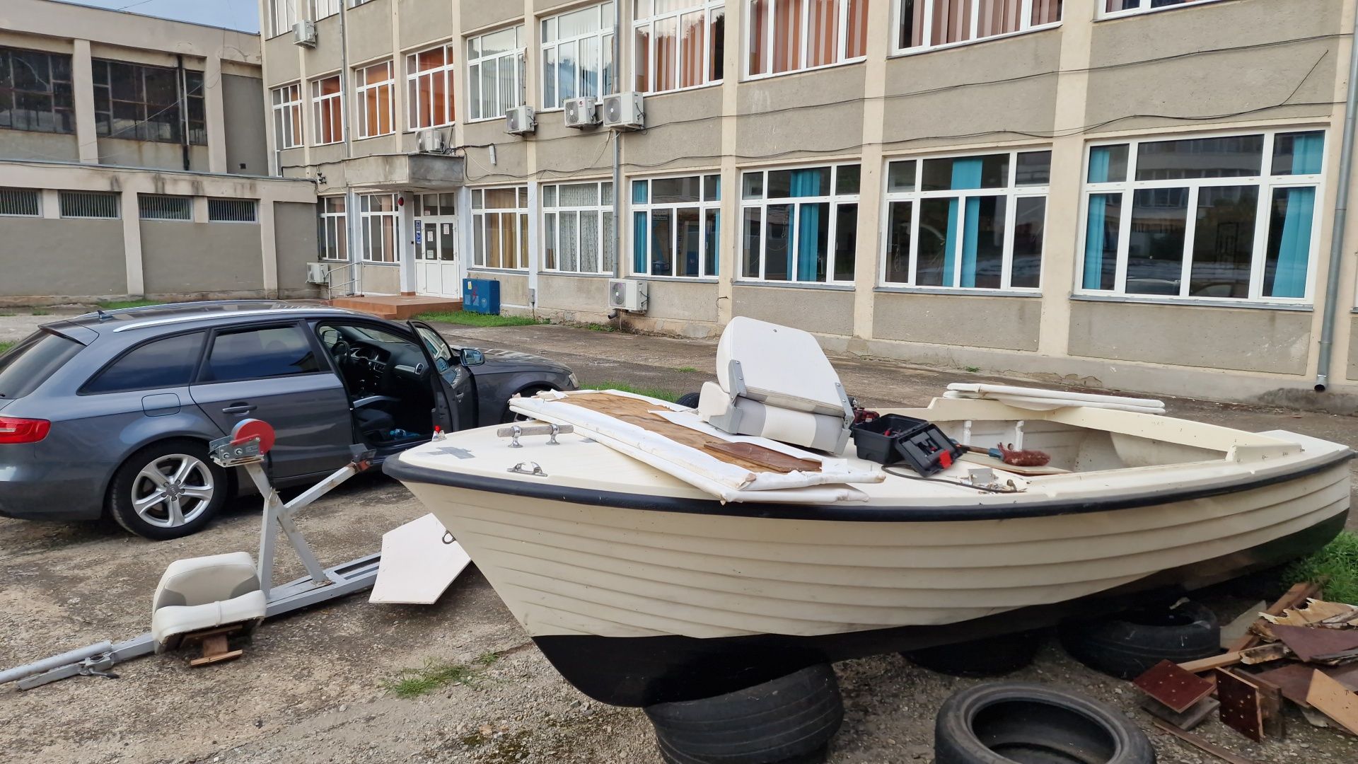 Barca 5.30m fara motor plus peridoc