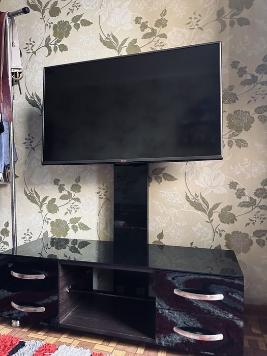 LG televizor +bonus podstavka