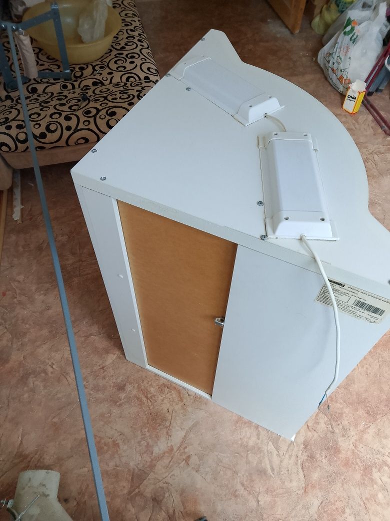 Продам угловые шкафы для ванной