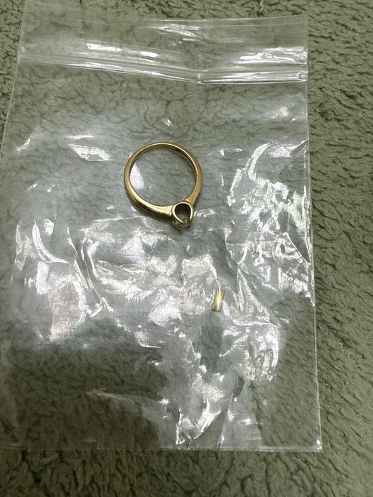 Золотое кольцо с брильянтом