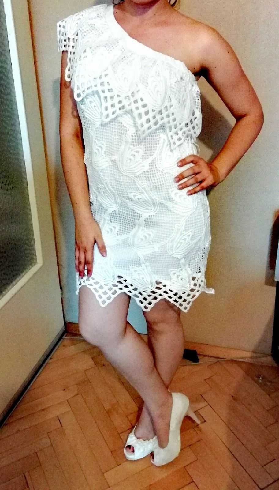 Намалена. Секси лятна рокля с бродерия и едно рамо в бяло