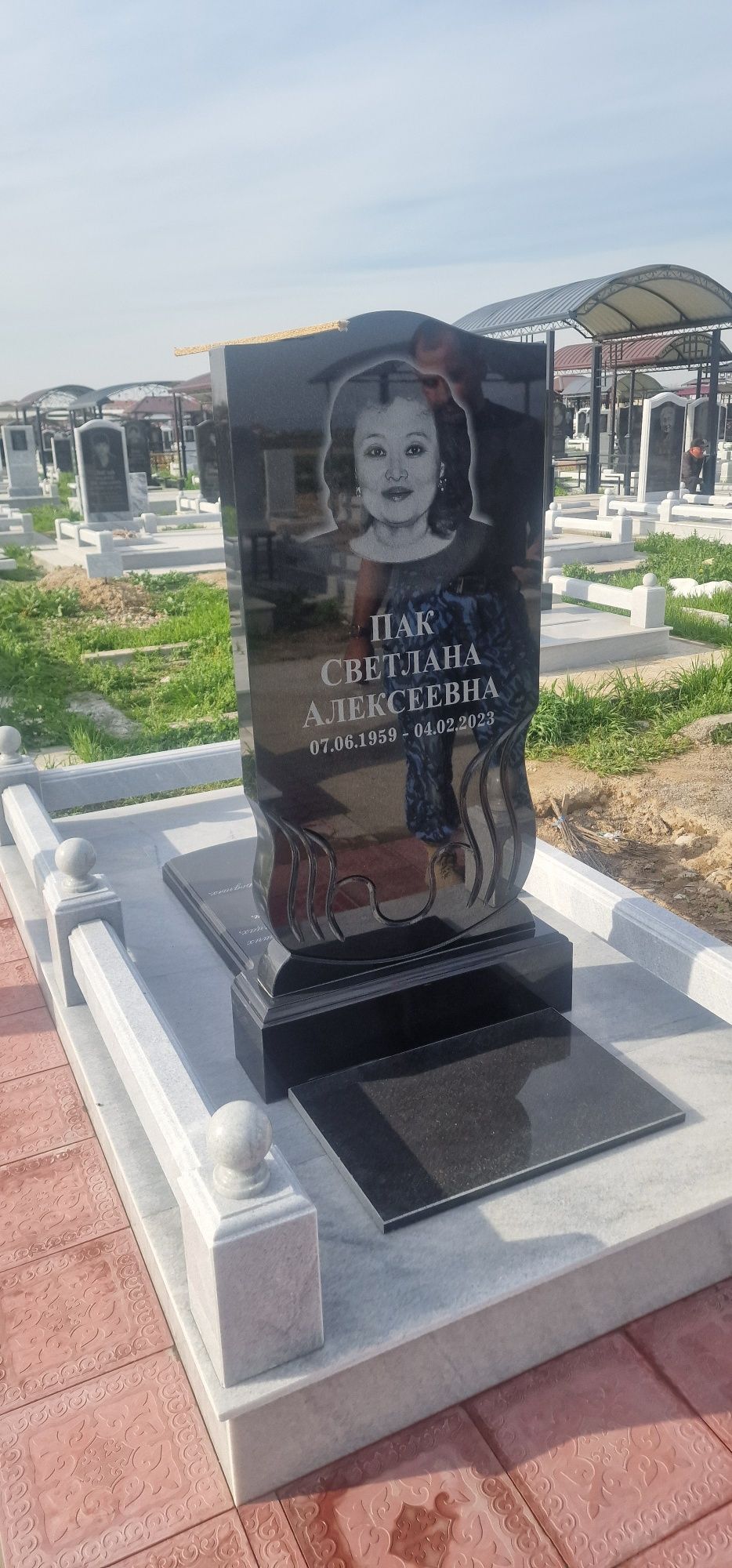Памятник из светлого мрамора