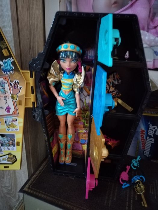 Vind doua păpuși Monster High cu accesorii noi
