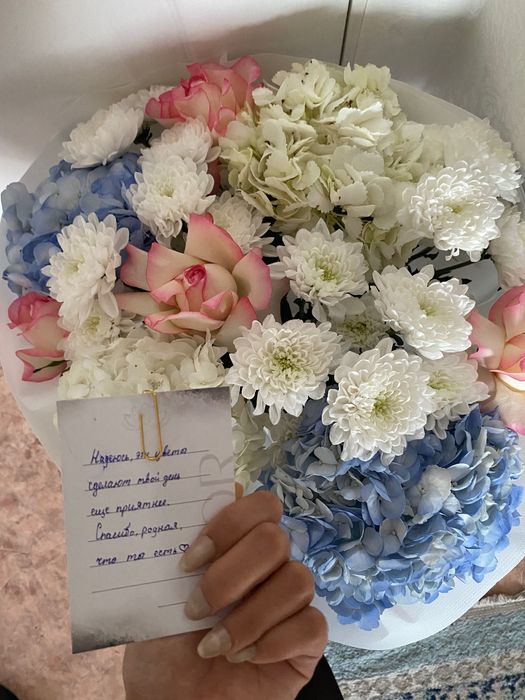 Цветы букет белые розы с окантовкой