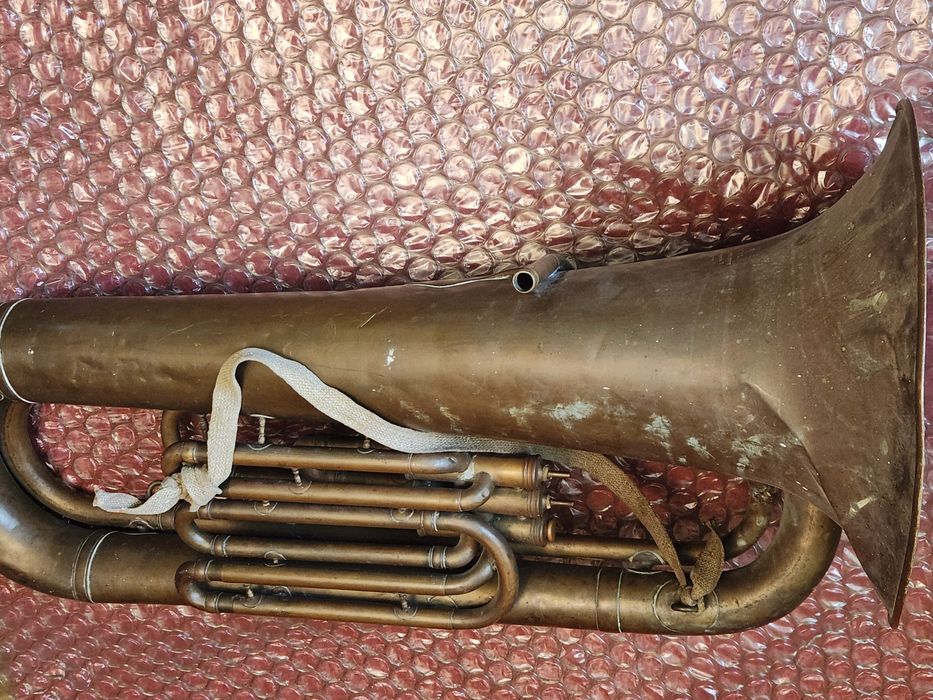 Instrument de dimensiune mare - Tuba - trompeta