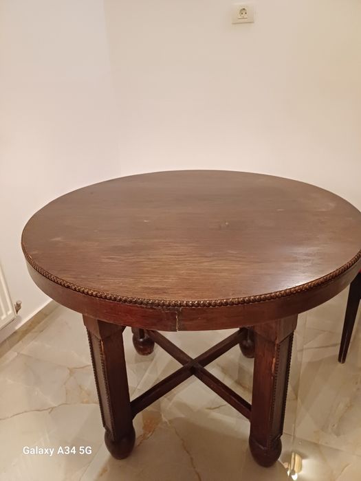 Masă rotundă din lemn masiv de nuc