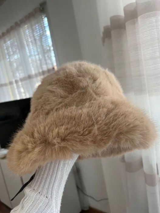Зимни шапки в бежов цвят