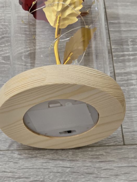 Trandafir etern în cupolă de sticlă, cu lumini LED
