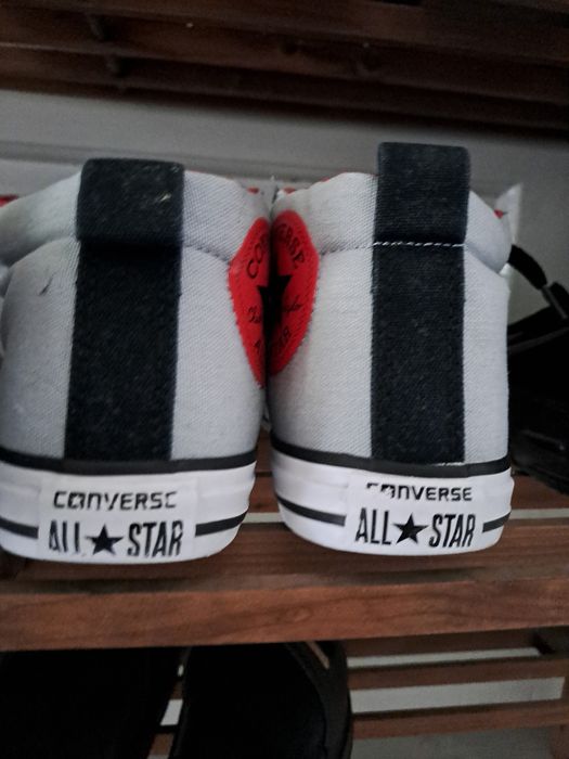 Vând tenesi convers