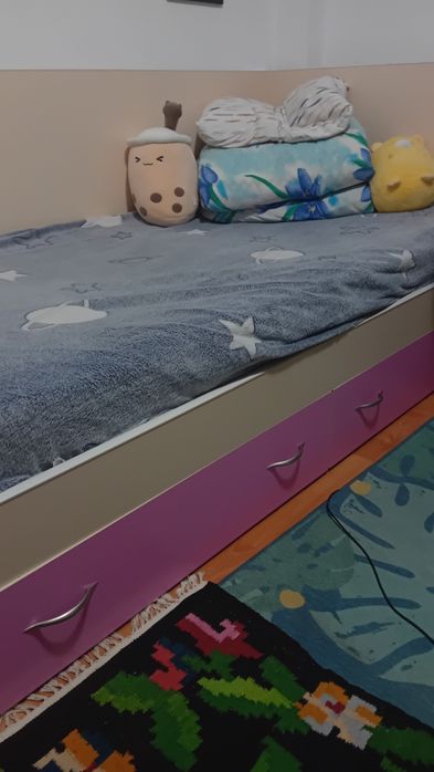 Pat de o persoana cu 2 sertare de depozitat roz + saltea