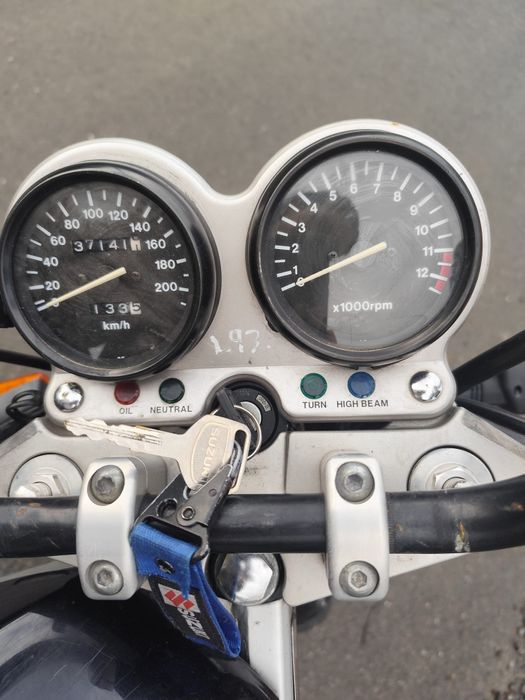 Vând motocicleta Suzuki