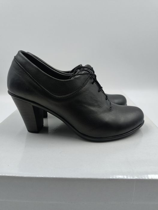 Елегантни дамски обувки от естествена кожа