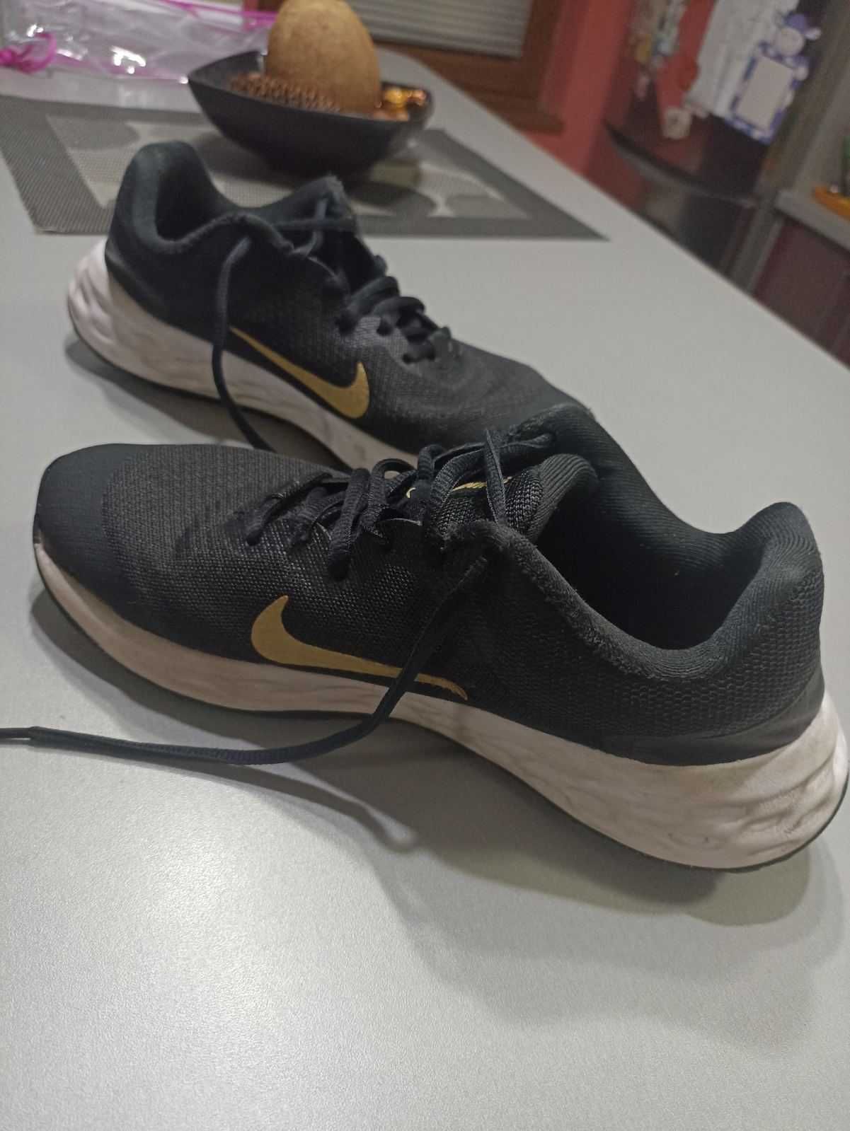 Маратонки Nike номер 38
