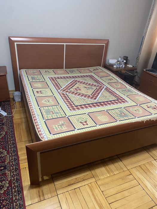 Кровать двуспальная с матрасом
