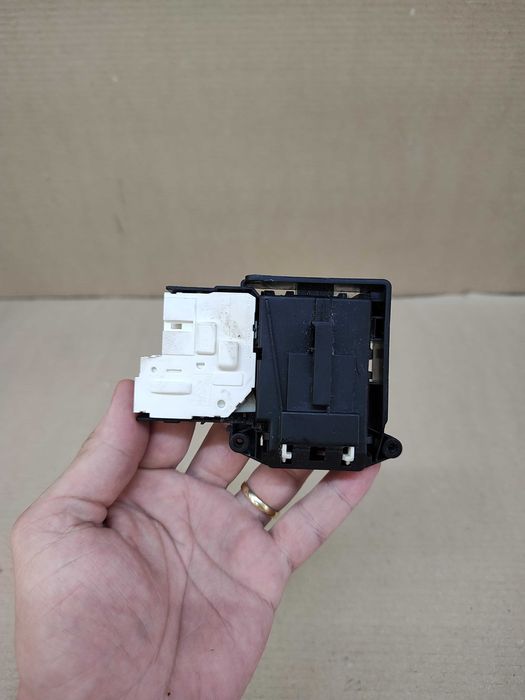 mecanism blocare usa masina de spalat cu uscator LG FH4U2TDH1N / R15