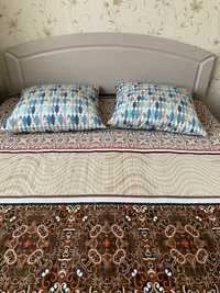 Двухспальная кровать с тумбочками и матрасом. 210х160
