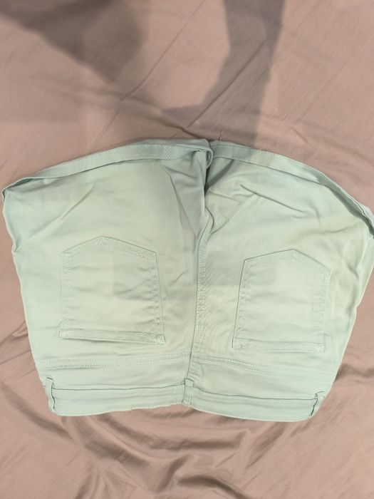 Vând 3 perechi de pantaloni scurți