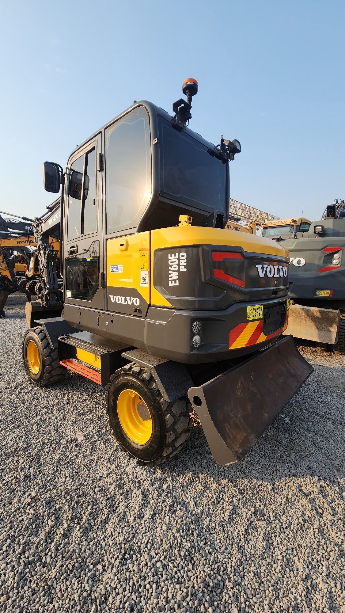 Ekskavator Volvo EW60E 2018 yil 8100 mochas sotiladi