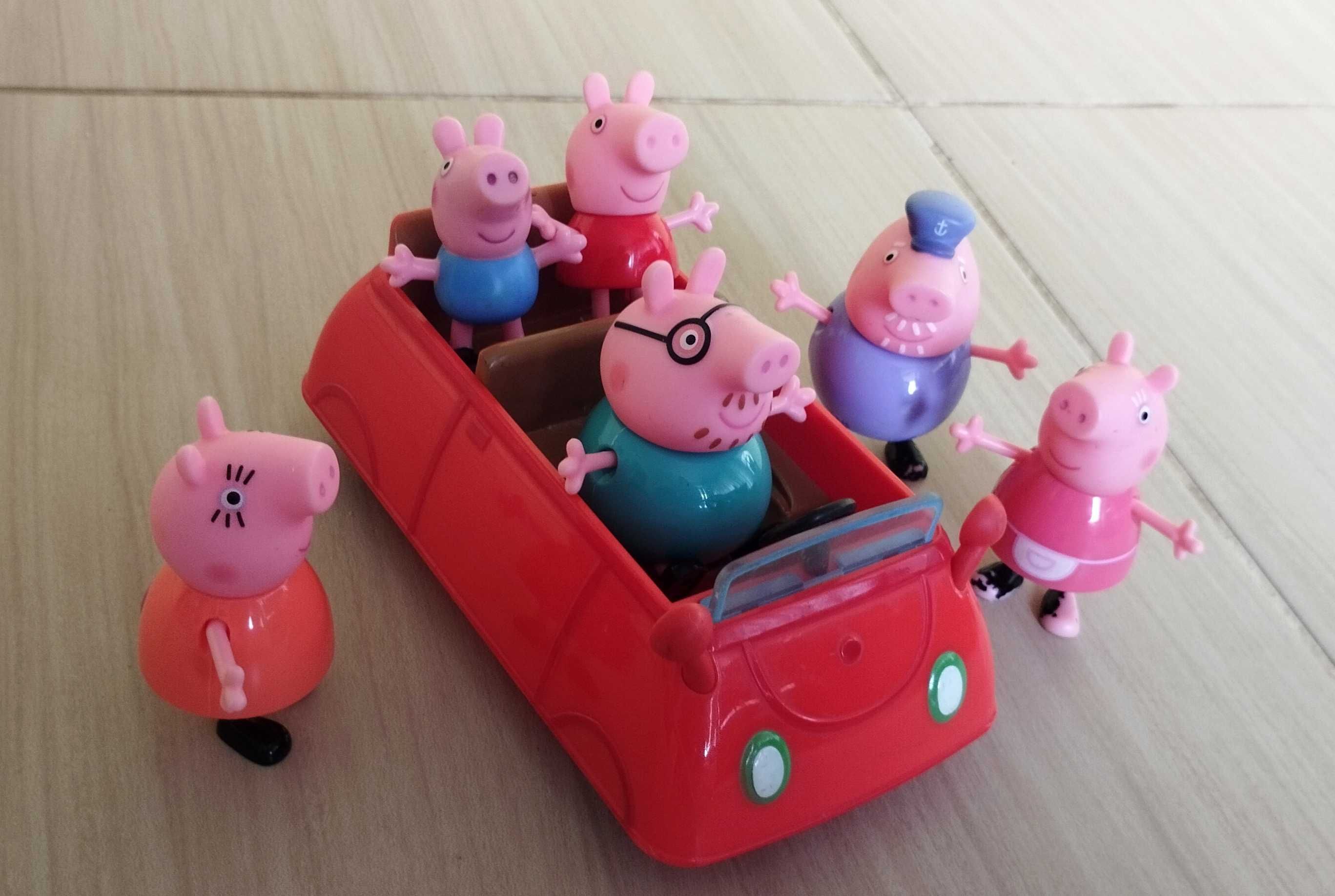 Семейството на Пепа + червената им кола - фигурки / Peppa Pig