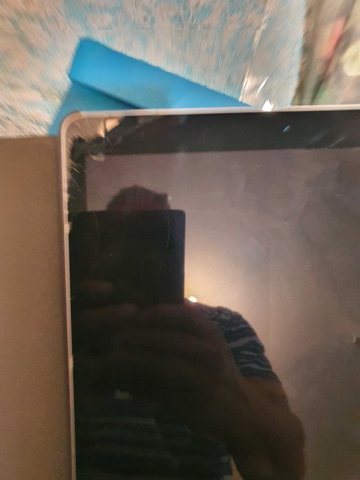 Vând iPad Pro 12.9" (model A1652, 2015) cu ecran spart  în colț stanga
