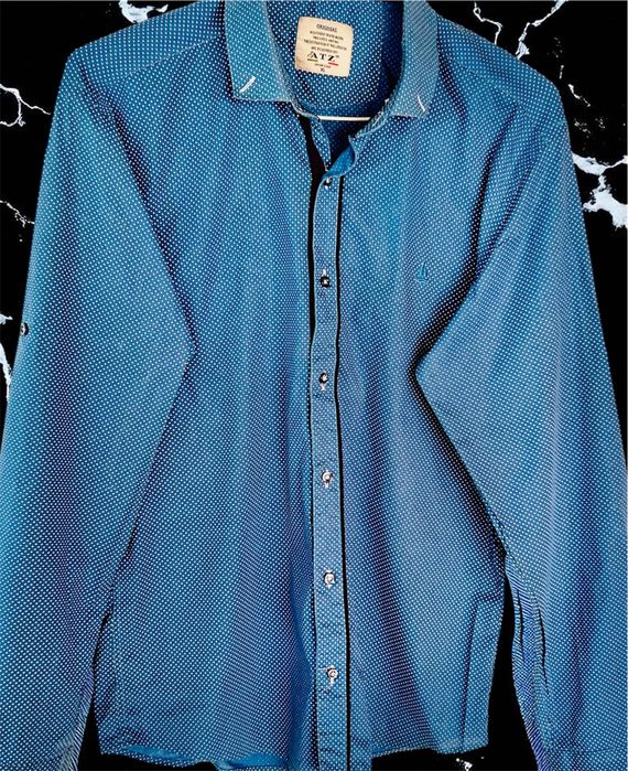 Cămașă bărbătească albastră cu mânecă lungă și imprimeu punctat