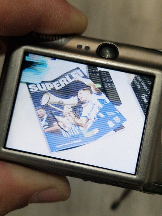 Camera foto digitala Canon cu dungi subțiri pe display
