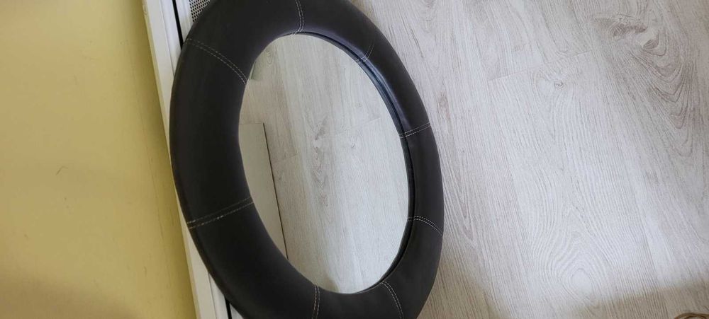 Огледало за стена в кожена обвивка - 30лв