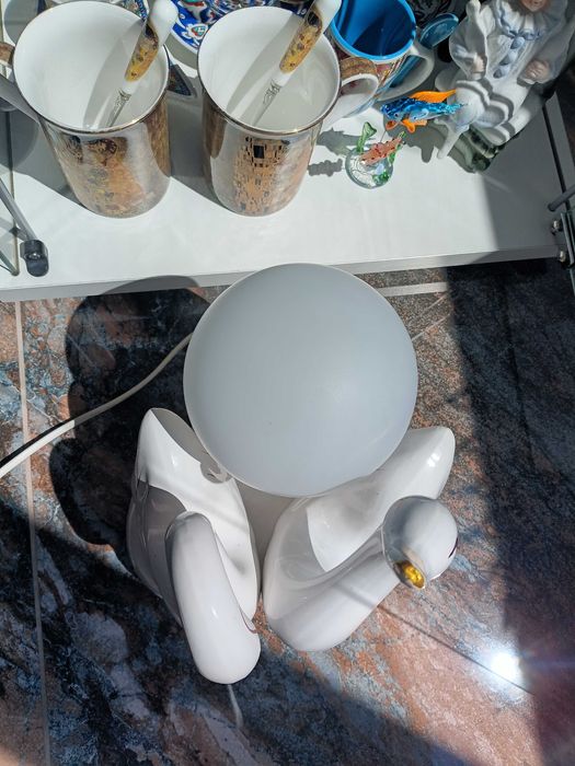 Порцеланова, стара лампа, лебеди